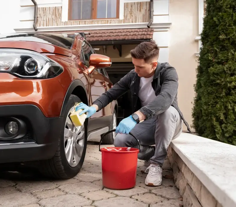 Lavage auto à domicile La Forest-Landerneau : professionnel intervenant sur un véhicule